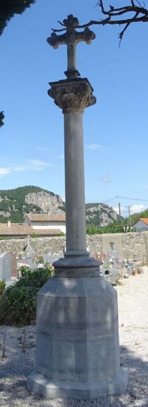 La croix dans le cimetière actuel